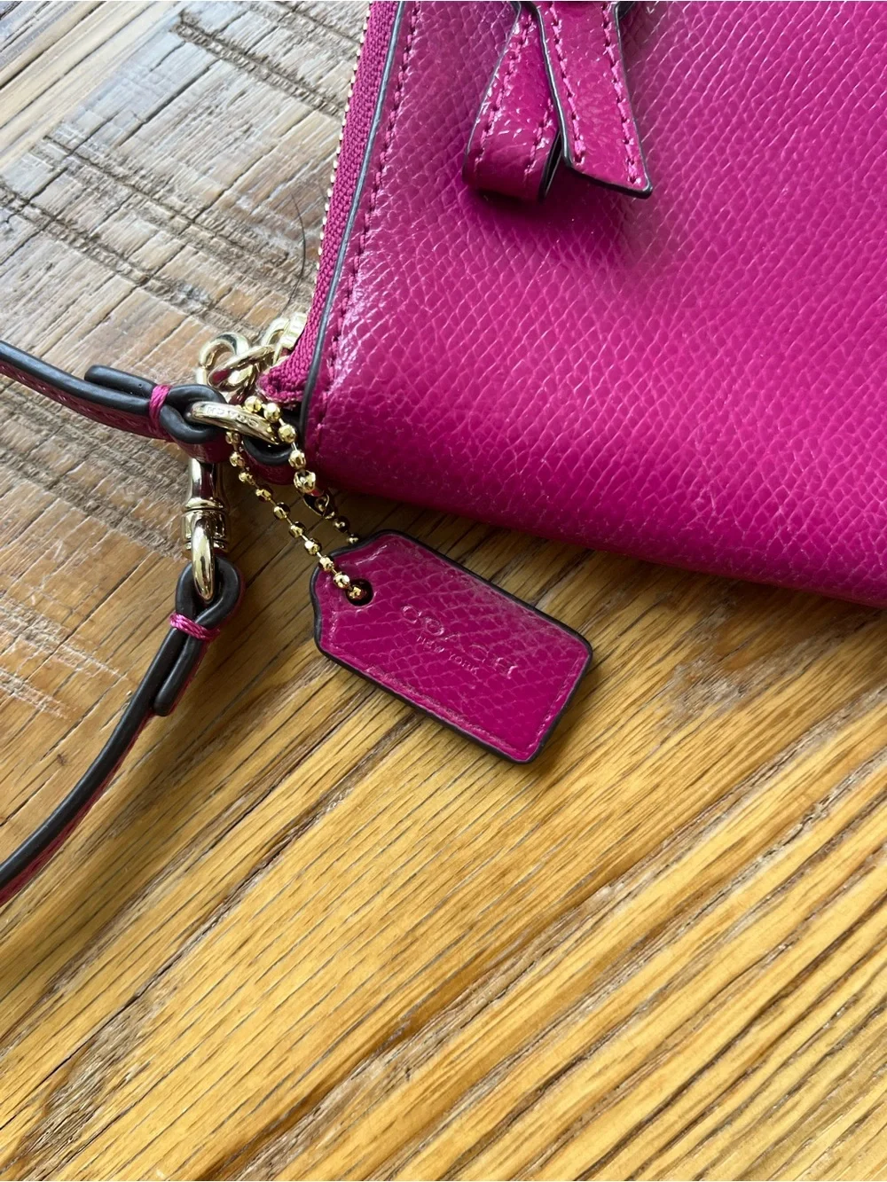 Authentic Coach 🎀 Turnlock Bow Corner Zip Wristlet Crossgrain Leather